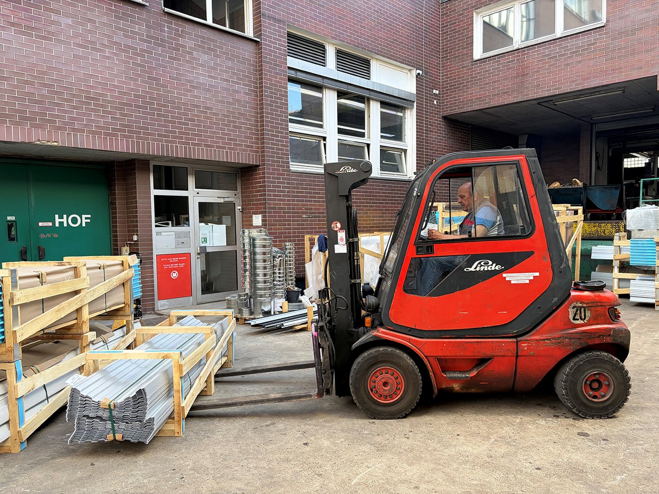 Das Material der Trendwandsysteme für Lager-Boxen wurde angeliefert. Das Material der Trendwandsysteme für Lager-Boxen wurde angeliefert.