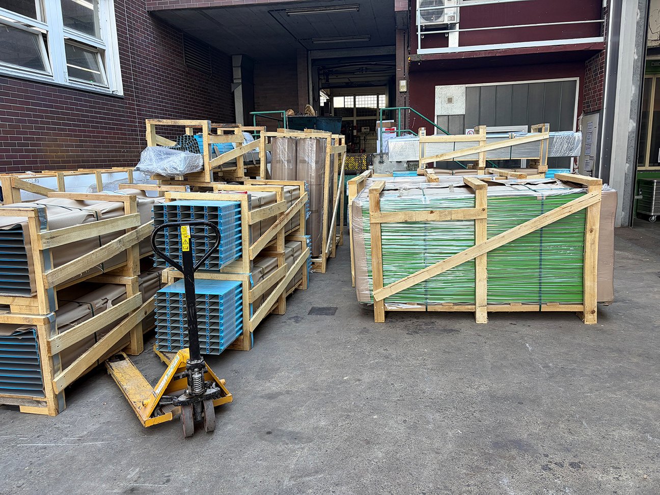Self Storage Ludwigsburg - Startbereit für den Lager-Boxen Aufbau im GETRAG-AREAL. Self Storage Ludwigsburg - Startbereit für den Lager-Boxen Aufbau im GETRAG-AREAL.