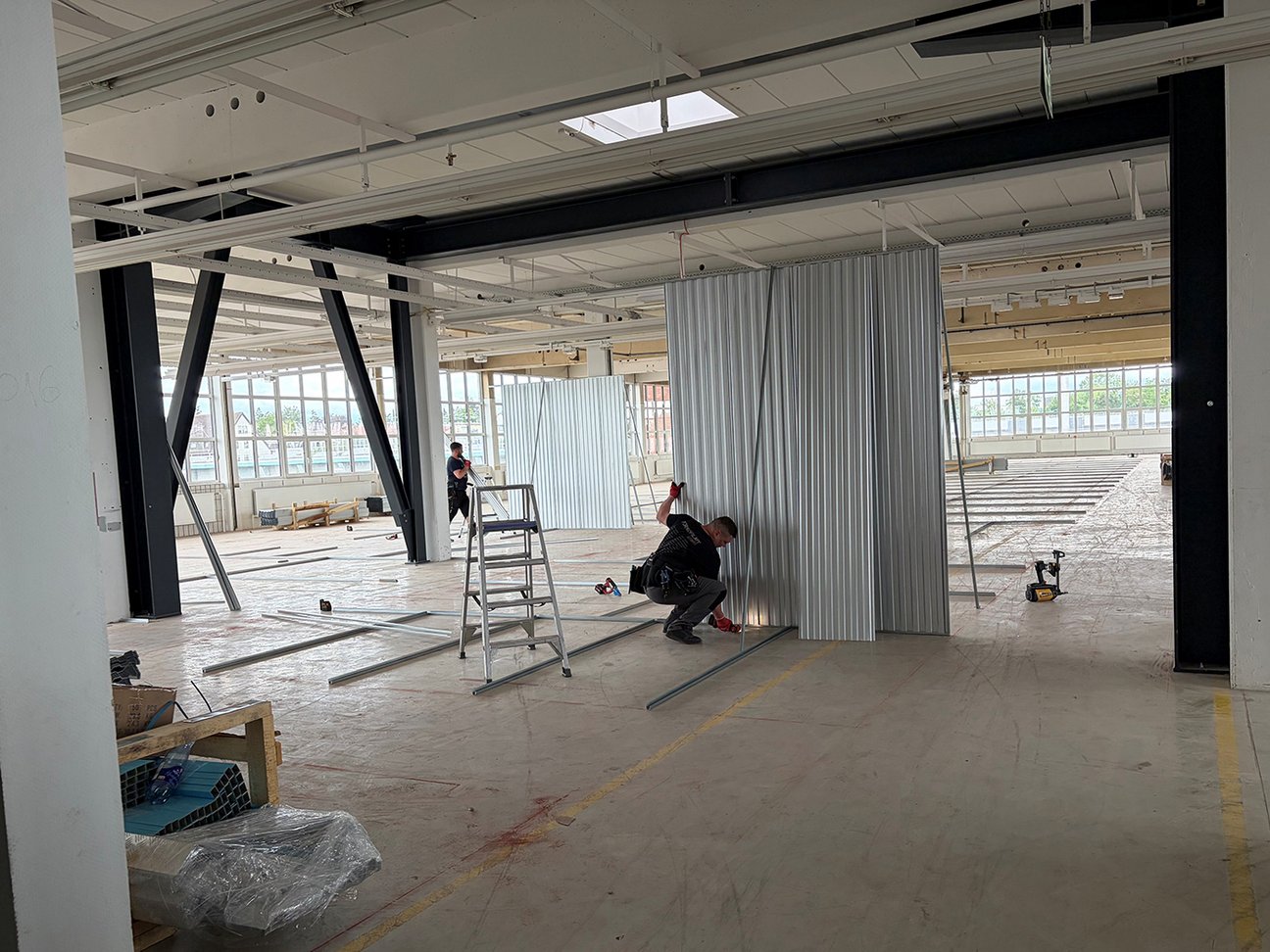 Die Aufbauphase des Self Storage Lagerhaus hat begonnen. Das Trennwandsystem wird aufgebaut. Die Aufbauphase des Self Storage Lagerhaus hat begonnen. Das Trennwandsystem wird aufgebaut.